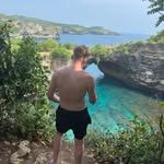 Jordy Versteegen's original Instagram profile photo overlooking the coast
